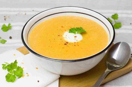 Pyszna zupa z marchwi i imbiru z mlekiem kokosowym – przepis, który zachwyci Twoje podniebienie i wzmocni Twoje zdrowie!